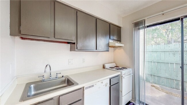 725 Peppertree Dr Unit 8