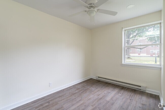 2BR, 1BA - 700SF