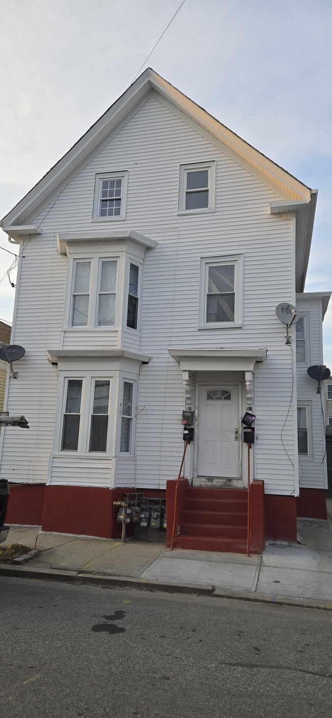 Building Photo - 79 Wilson St Unit 3RD FLOOR