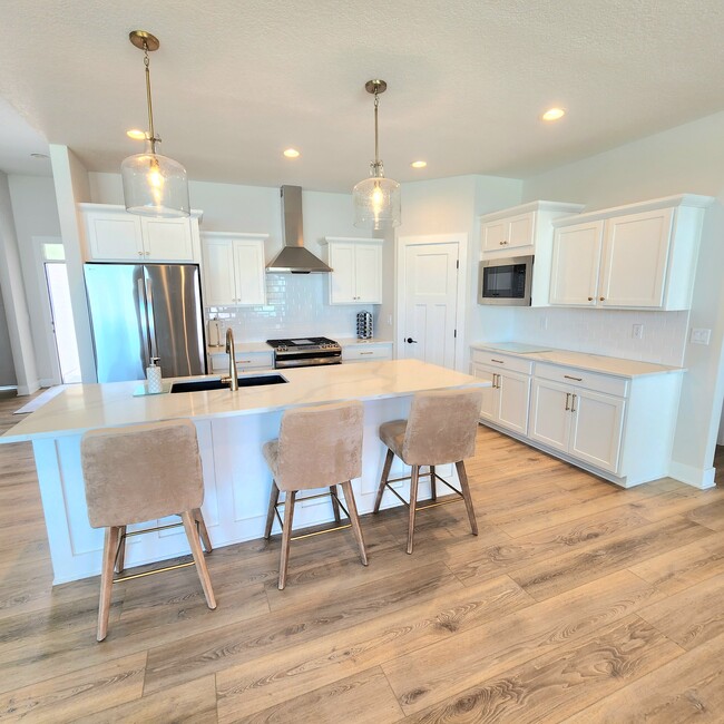 Photo - 895 Harrington Way