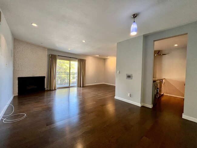 Building Photo - Highly desirable Rob Clark building one of the most walkable neighborhoods in LA