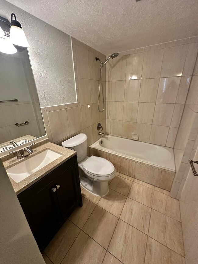 Building Photo - 4158 Inverrary Dr Unit 202