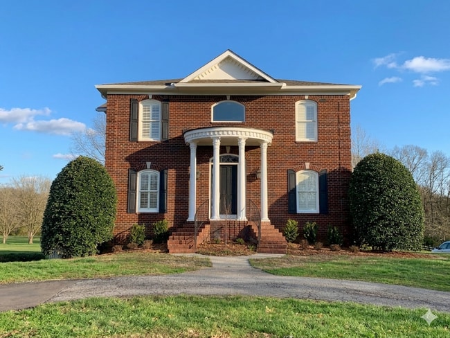 Building Photo - 5000 Square Feet on 7 Acres in Heart of Franklin