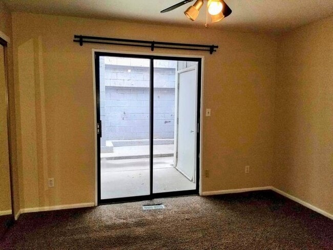 Photo - close to Riverbend Park,clean and ready