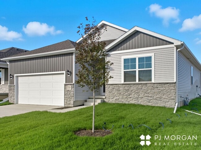 Photo - Spacious, Stylish, and Ready for You!
