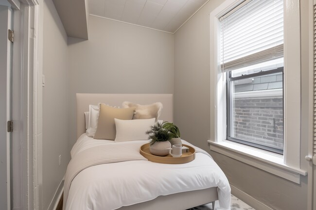 Photo - 2031 W Moffat St Unit 2