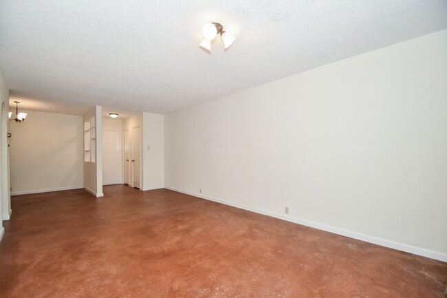 Building Photo - 2601 Bellefontaine Unit C218