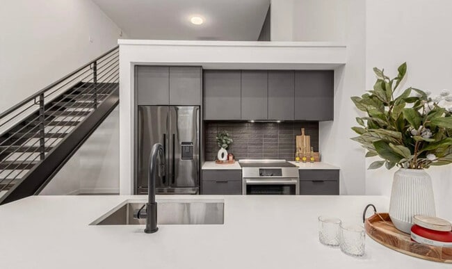 Building Photo - 1601 Park Ave Unit 110