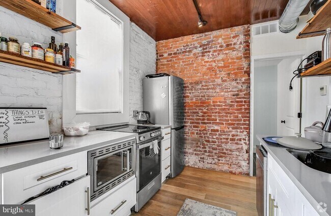 Building Photo - 1900 Waterloo St Unit 2 Rental