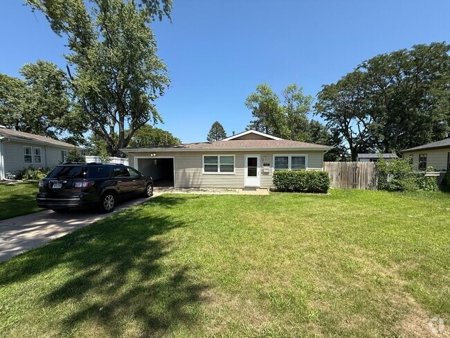 Building Photo - Renovated 4 Bedroom 2 Bathroom Rental