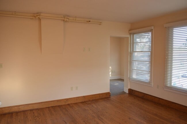 Photo - 1013 E Walnut St Unidad Apt 102