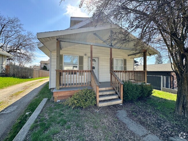 Building Photo - Gorgeous 4 Bed, 2 Bath Home on South Hill!