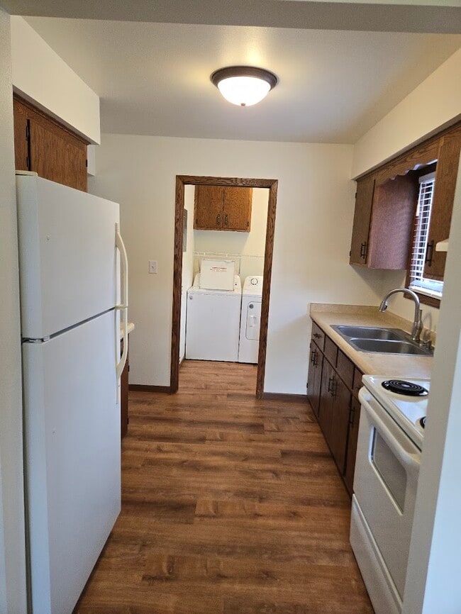 Kitchen vw from Dining - 141 Maple Ave S Unit 141 S Maple Lower
