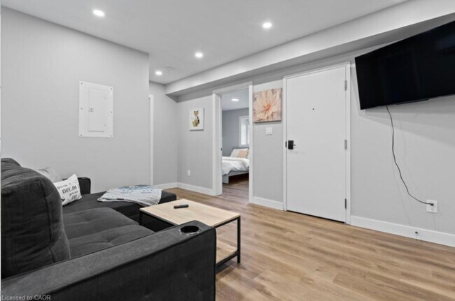 Photo - 168-168 Picton St E Unité 1