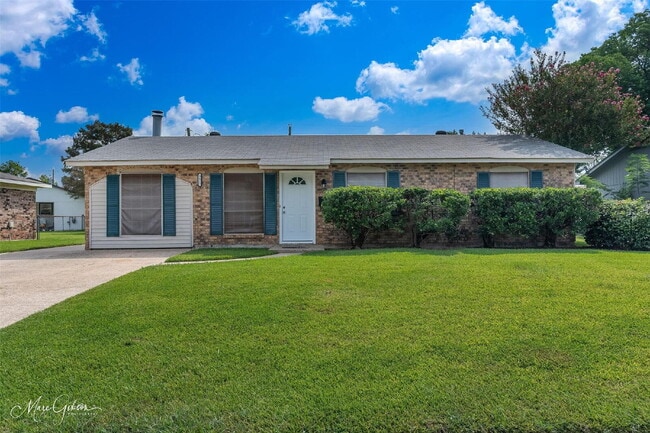 "Charming 3-Bedroom Retreat with Cozy Fire... - "Charming 3-Bedroom Retreat with Cozy Fire... Apartment