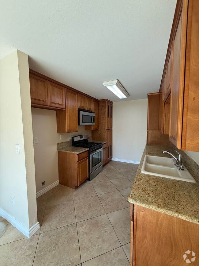 Building Photo - 3 Bedroom Condo for Lease with a 1 Car Garage