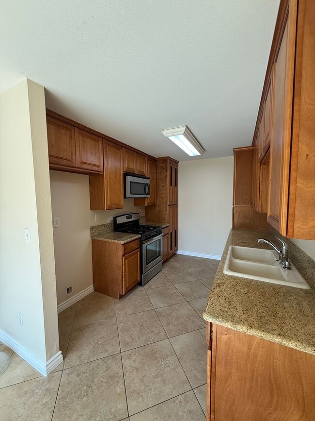 Building Photo - 3 Bedroom Condo for Lease with a 1 Car Garage