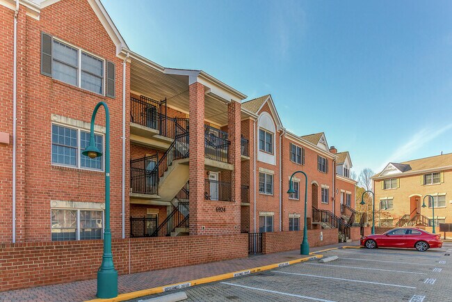 Building Photo - 6924 Fairfax Dr