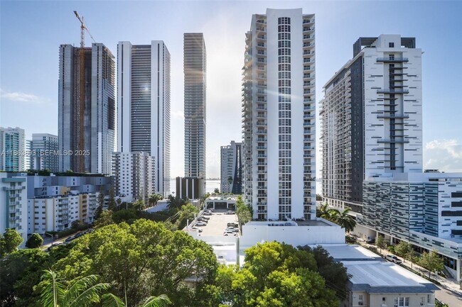 Building Photo - 2200 NE 4th Ave Unit 807