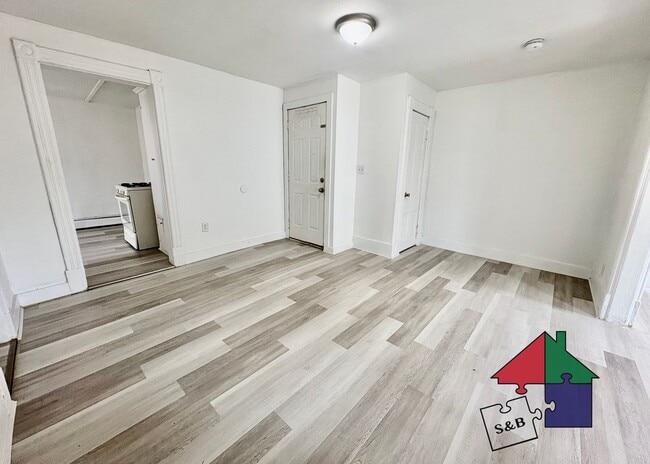 Building Photo - 94 Malletts Bay Ave Unit 2B