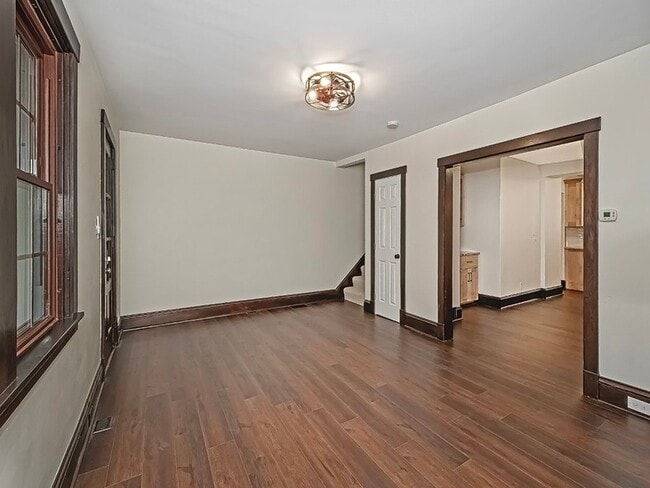 Photo - 5519 Howe St