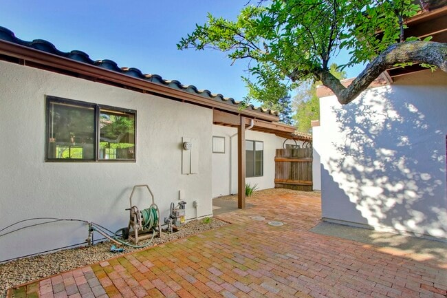 Photo - 2526 Overhill Ln