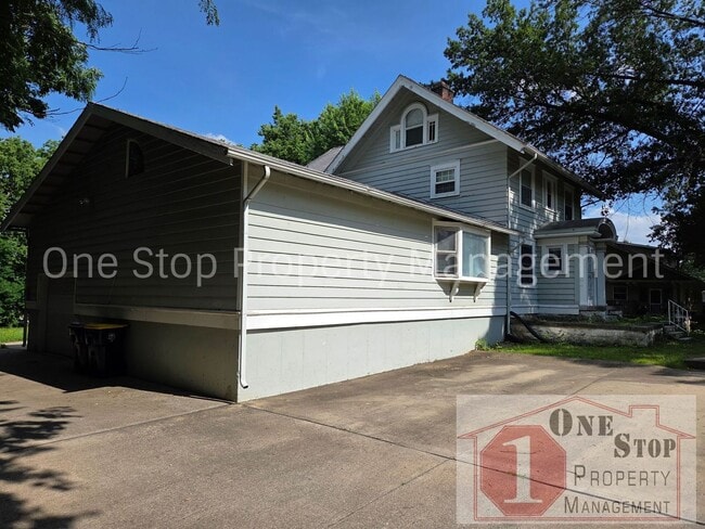 Photo - Beautiful Home with 4 Bedrooms, 2 Bathrooms and attached garage in Kansas City, Missouri