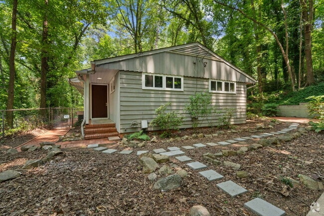 Building Photo - Charming 2-Bed Home with Gleaming Hardwood... Unit B