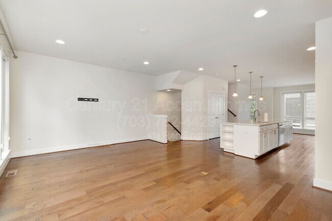 Photo - 402 Stabler Ln