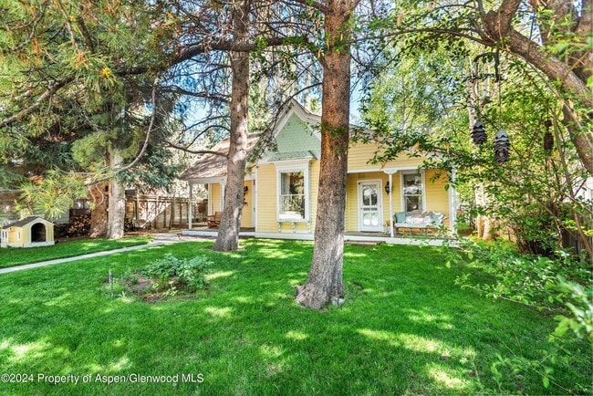 Photo - 406 W Smuggler St