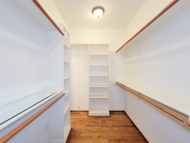 Photo - 704 E 9th St