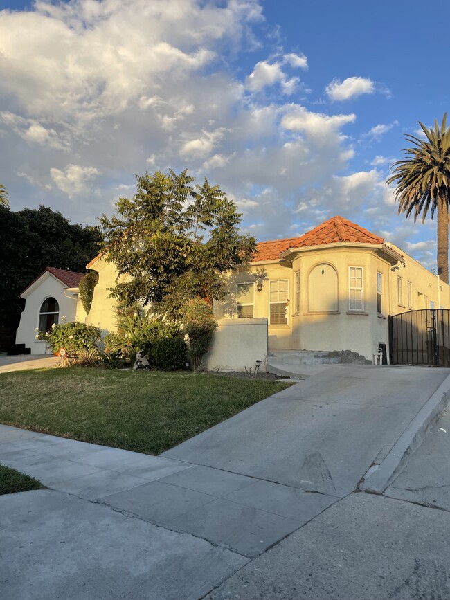 Entrance/Drieway - 3026 S West View St House