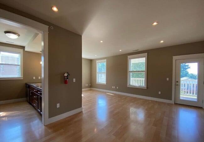 Photo - 421 E Hillside Dr
