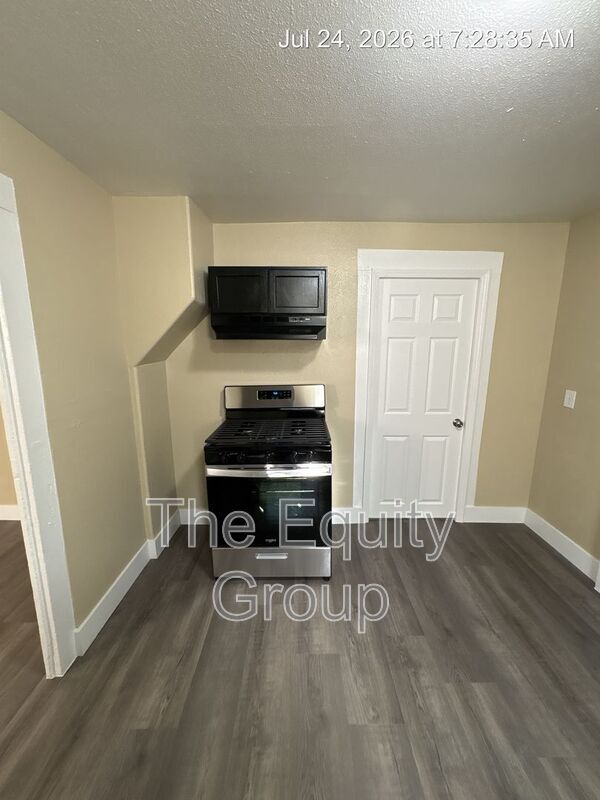 Photo - 928.5 W Goshen Ave
