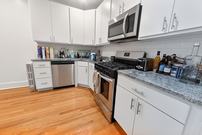Photo - Bright and Sunny Updated 3-bed/1-bath near Loyola Unit 6638-1