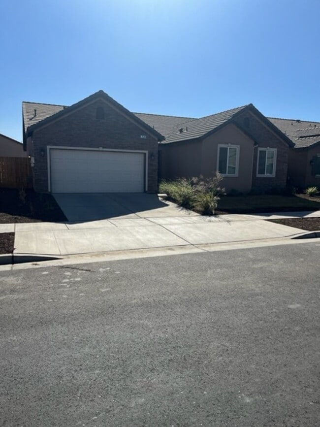 Building Photo - 4 Bedroom 2 Bath home in Hanford Coming So...