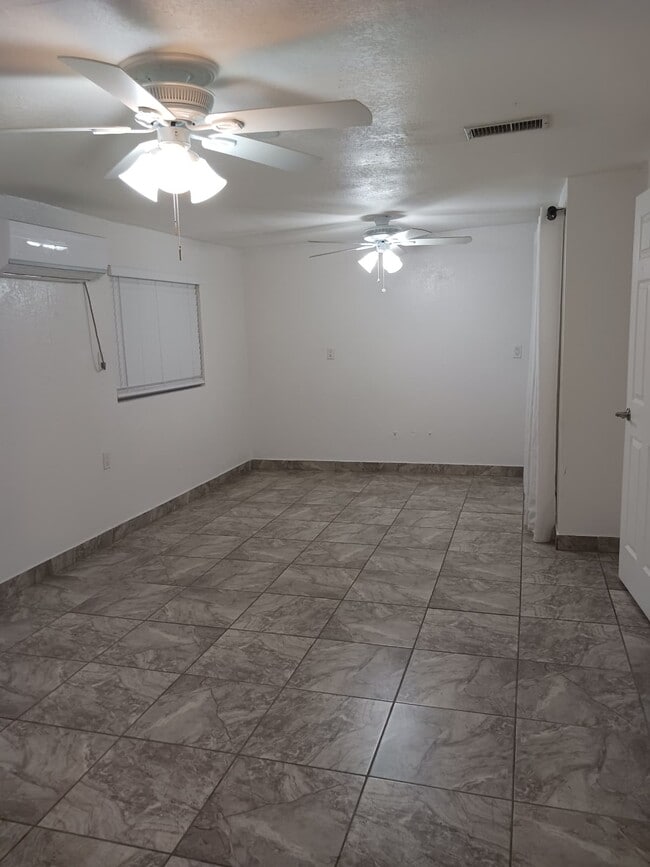 Building Photo - 702 E 31st St Unit 1 Bedroom