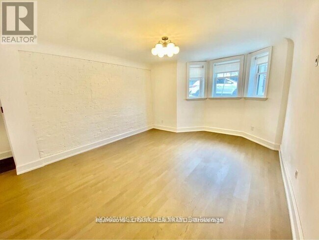 Photo - 795 College St