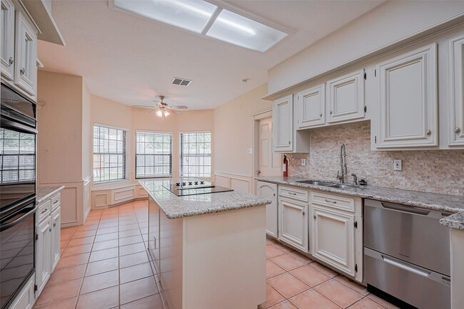 Photo - 2727 Raintree Dr