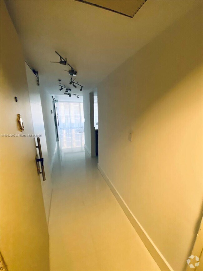 Building Photo - 555 NE 15th St Unit 27G Rental