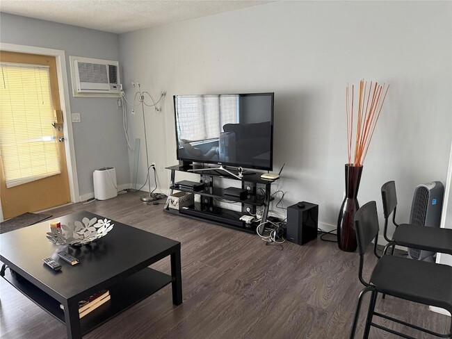 Building Photo - 1110 N Riverside Dr Unit 9 Rental