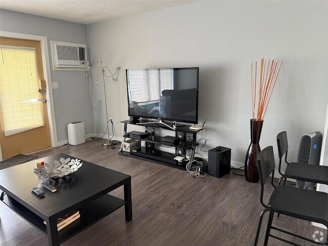 Building Photo - 1110 N Riverside Dr Unit 9 Rental