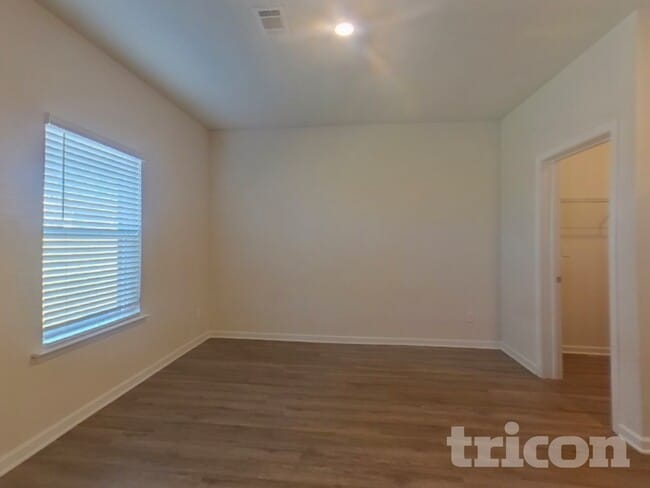 Photo - 823 Athens Ln