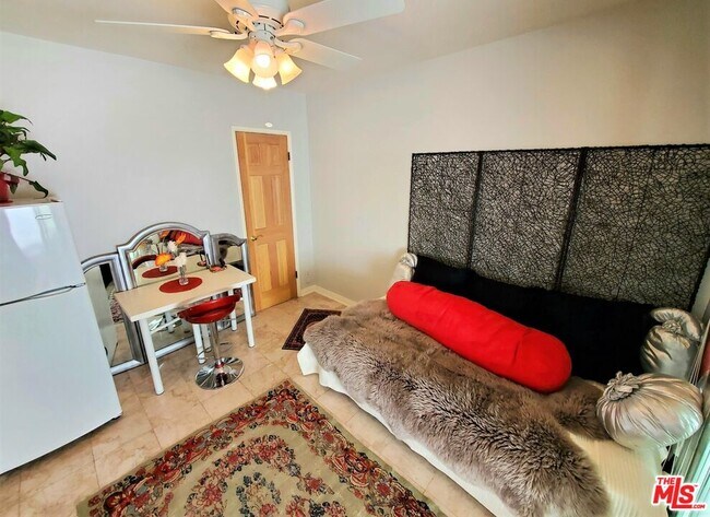 1118 Roscomare Rd Unit studio