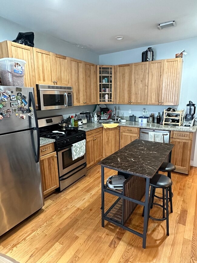 Building Photo - 194 Marion St Unit 2