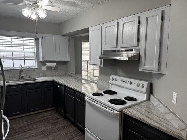 Photo - 408 Adam St NW