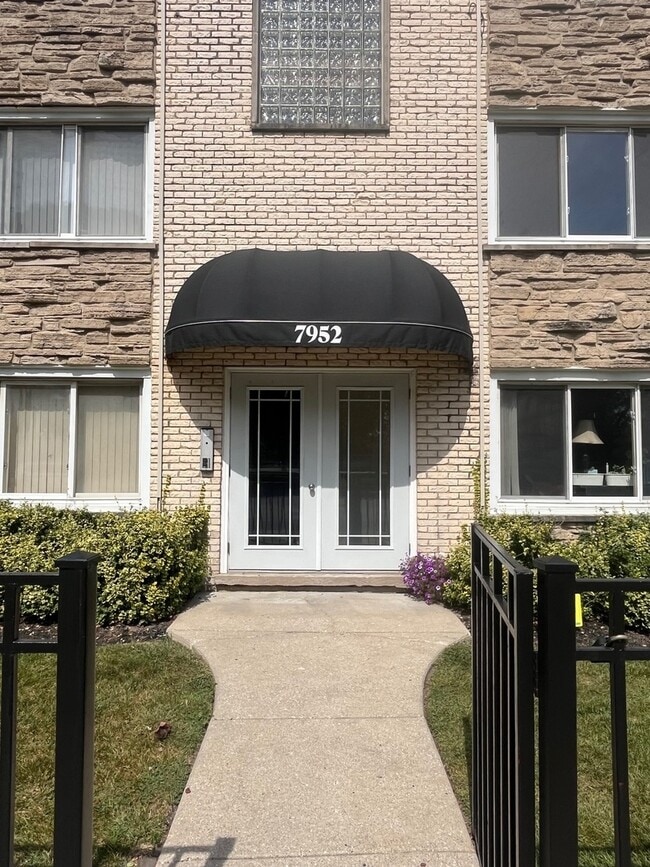 Building Photo - 7952 Madison St Unit 3W Rental