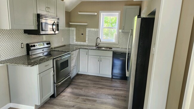 Kitchen - 611 Hoppers Ln