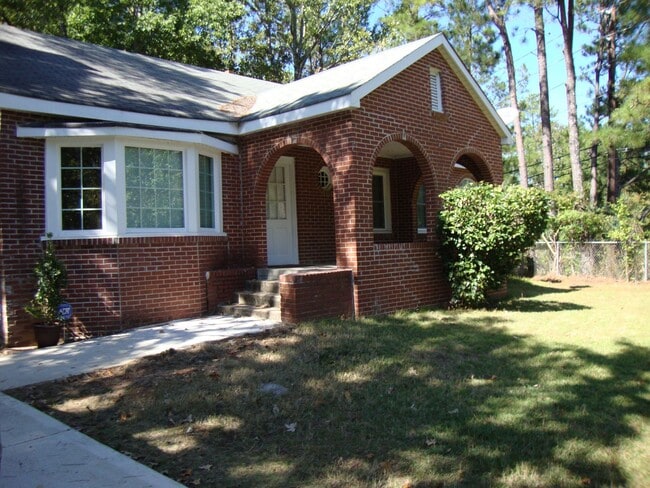 Building Photo - Perfect blend of city convenience and peacefully country charm