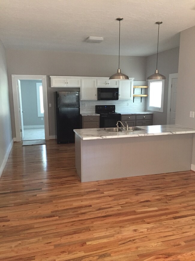 Photo - 310 Clinton St SE